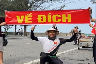 Chàng trai xứ Nghệ đi bộ hút đinh xuyên Việt về đích tại mũi Sa Vĩ