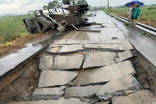 Quảng Ninh: Xe bồn bê tông làm sụt lún đường liên khu rồi lật nghiêng