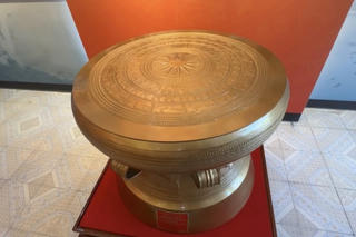 Dâng linh vật trống đồng vào nhà lưu niệm Chủ tịch Hồ Chí Minh tại đảo Cô Tô