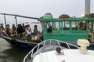 Xử phạt 12 phương tiện chở khách trái phép trên vịnh Hạ Long