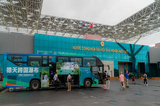  Gần 60 du khách Trung Quốc sang Việt Nam du lịch bằng chuyến xe xuyên biên giới 