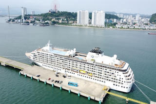 170 du khách hạng sang trên tàu The World, cập Cảng tàu khách quốc tế Hạ Long