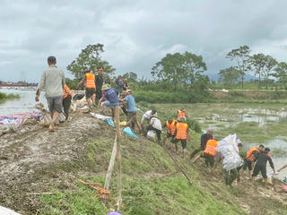 Lũ tràn qua đê bối, huyện Hiệp Hoà sơ tán 2.000 người dân trong đêm