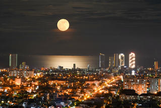 Hình ảnh tuyệt đẹp của Trăng Sấm Sét tỏa sáng trên bầu trời 