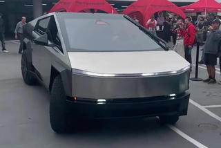 Tesla xuất xưởng chiếc xe bán tải điện Cybertruck đầu tiên 