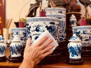 Phong tục "bao sái bàn thờ" và một số lưu ý quan trọng 