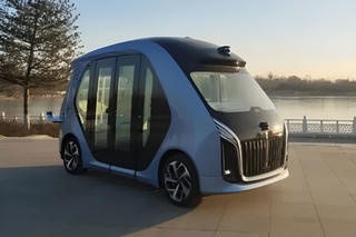 Xe buýt mini tự lái Hongqi xuất hiện trên đường phố Trung Quốc 