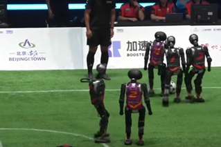 Trung Quốc tổ chức trận bóng đá đầu tiên giữa các robot AI hoàn toàn tự động