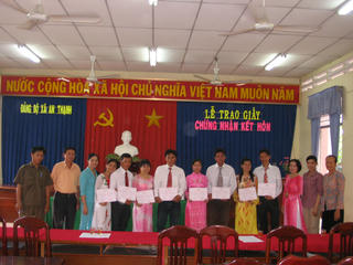 “Lễ cưới pháp luật” của những cặp vợ chồng nghèo