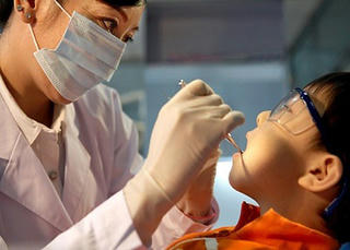 Ăn Tết bị hóc xương, phải làm sao? 