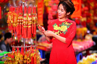 “Quên” sexy, Trang Moon dịu dàng dạo phố đầu xuân