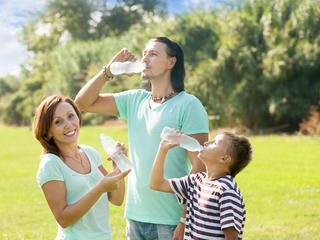 Uống nước khoáng thiên nhiên - thói quen tốt mỗi ngày