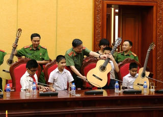 Bộ trưởng Tô Lâm tặng đàn guitar cho học sinh khiếm thị 