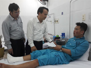 Bộ trưởng Phùng Xuân Nhạ gửi lời thăm hỏi, động viên thầy trò gặp nạn trên đèo Hải Vân
