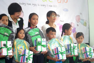 Nhân viên Manulife hỗ trợ trẻ em có hoàn cảnh khó khăn