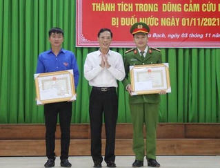 Thanh Hoá: Tặng bằng khen cho 2 cán bộ cứu sống cháu bé bị đuối nước