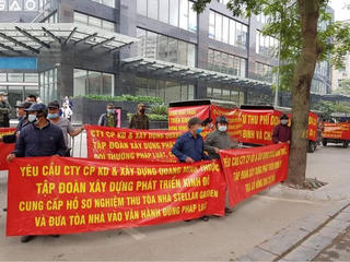 Hà Nội: Bị chủ đầu tư o ép, các chủ văn phòng và cư dân Dự án Stellar Garden 35 Lê Văn Thiêm căng băng rôn kêu cứu