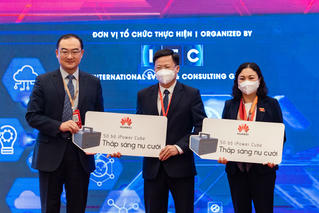 Huawei Việt Nam trao tặng 100 bộ thiết bị trạm sạc dự phòng di động cho các điểm trường vùng sâu vùng xa 
