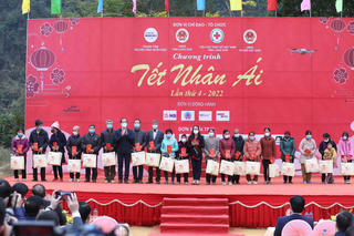 Bà con nghèo rưng rưng với “Tết Nhân ái 2022” 