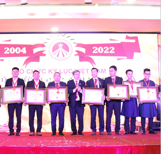 Gốm Đất Việt đón nhận Kỷ niệm chương “Tinh hoa Kỷ lục” trong chương trình Hội ngộ kỷ lục gia Việt Nam lần thứ 45 