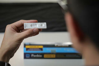 Bộ tự xét nghiệm nhanh kháng nguyên COVID-19 Panbio™ của Abbott được Bộ Y tế phê duyệt