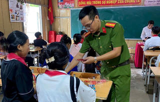 Lớp học Tiếng Anh miễn phí của Thiếu tá Công an “cắm bản” ở Nậm Nhùn