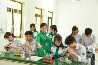 Nhà giáo nhân dân Vũ Thị Hạnh: Người “lái đò” mát tay, say mê nghiên cứu khoa học