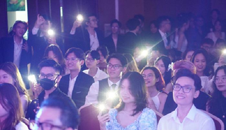 CLB Âm nhạc và Nghệ thuật - đại học Luật Hà Nội tổ chức đêm nhạc Mini - Prom FALLIN’ 