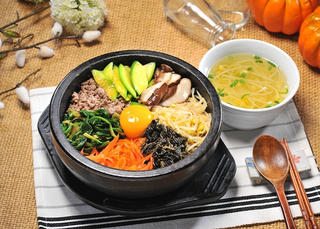Điều gì khiến cơm trộn Bibimbap thành đặc sản xứ Kim Chi?