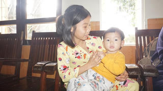 Viết tiếp ước mơ cho cô bé lớp 8 tay xách cặp, nách bế em đến trường