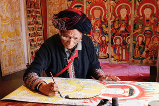 Người gìn giữ “báu vật” tranh thờ truyền thống của người Dao