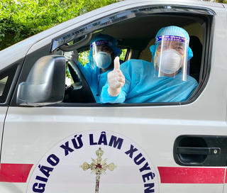 Cảm động tấm lòng của hai tài xế xứ Nghệ trốn vợ con ra “chia lửa” cùng Bắc Giang