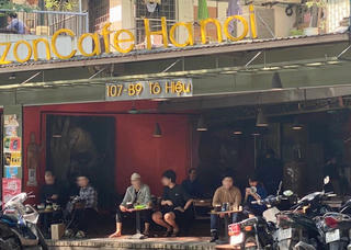 Người Hà Nội 'quên' đeo khẩu trang giữa lúc F0 'tăng chóng mặt'