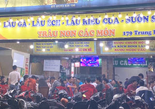Nhà hàng, quán ăn Hà Nội 'chật kín' khách xem bóng đá bất chấp dịch bệnh 'nóng' trở lại