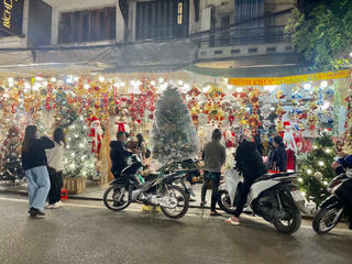 Phố Hàng Mã lộng lẫy đón Giáng sinh sớm