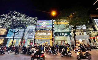 Giới trẻ đổ xô ra đường Hà Nội 'săn' đồ ngày Black Friday