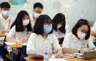 Phụ huynh Hà Nội người mừng, người lo khi học sinh lớp 12 đến trường trở lại