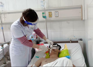 Nam thanh niên mù một mắt, nát hai tay do tự chế pháo