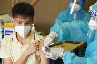 Một học sinh được tiêm 2 mũi vaccine trong vòng 10 phút