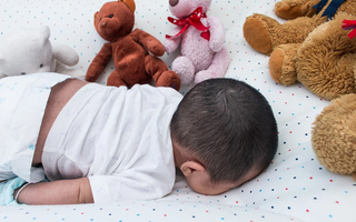 Bé 2 tháng tuổi tử vong khi ngủ áp mặt vào ngực mẹ