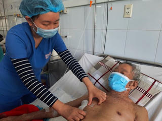 Cụ ông sống chung với đầu đạn trong người hơn 60 năm 