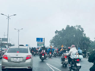 Dòng người 'đội' mưa rét, ùn ùn kéo về Thủ đô Hà Nội