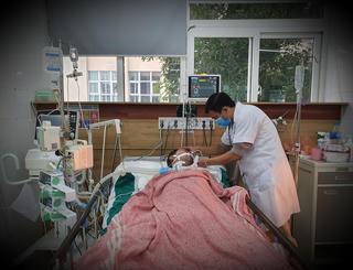 Người đàn ông hôn mê sâu sau khi uống rượu 