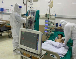 Bé gần 4 tuổi mắc COVID-19 sốt cao không hạ, nhập viện đã nguy kịch