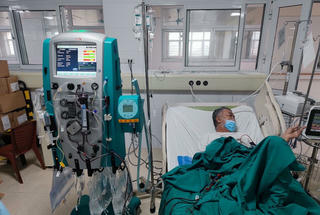 Bệnh nhân COVID-19 nặng phải lọc máu liên tục để chiến thắng 'tử thần'
