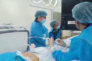Bơm 'xi măng' cứu cụ bà 91 tuổi bị biến dạng cột sống