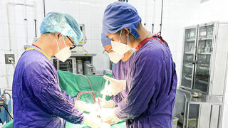 Nhiều thanh, thiếu niên phải cắt bỏ 'của quý' 
