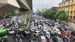 Tắc đường, người dân Hà Nội co ro 'chôn chân' dưới trời mưa rét sáng đầu tuần