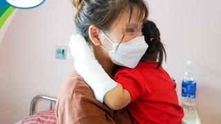 Bé gái ngừng tim, hoại tử bàn tay vì sạc điện thoại 