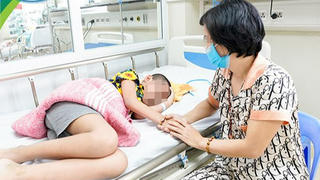 Trẻ mắc COVID-19 nguy kịch vì bố mẹ chủ quan không đưa đi khám